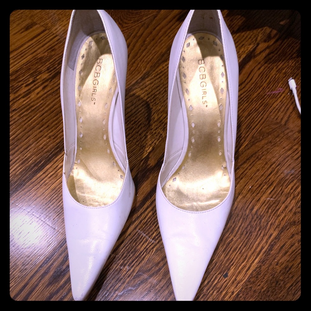 BCBG white pointed toe heels size 7